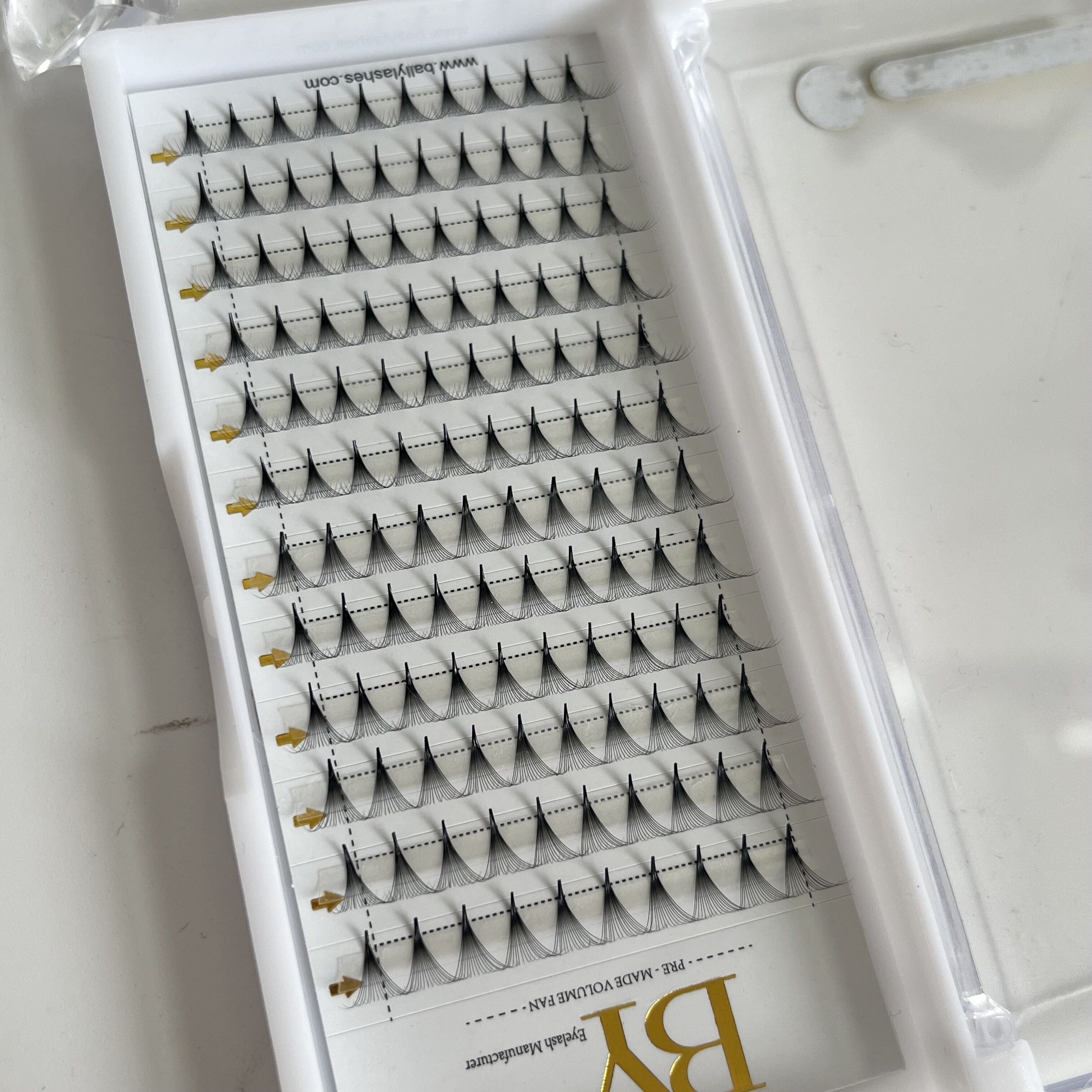 BY 0.03 Middle Stem Premade Fan Lash